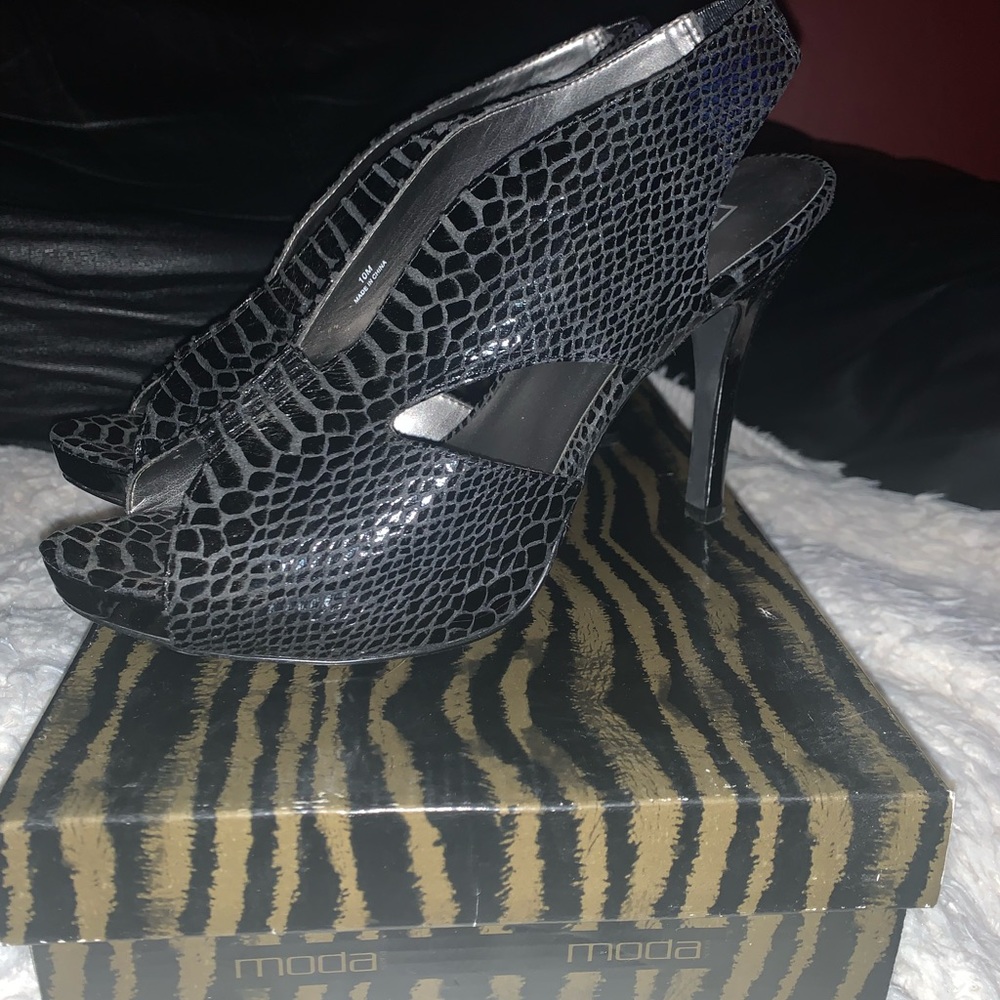 Moda black snakeskin heels